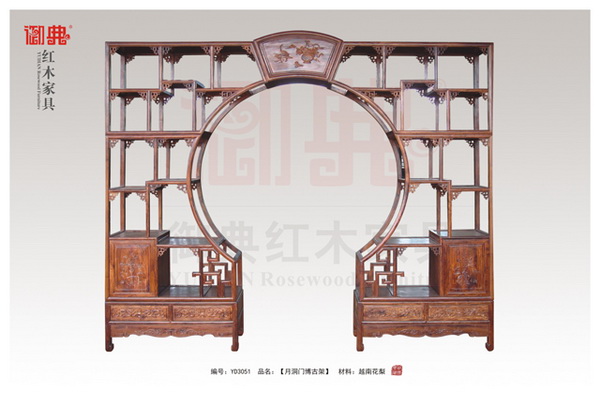 欧式风格一层乡村别墅设计图片 原生态的家具让欧式风格一层乡村别墅设计充满森林的气息,现代化简约的装饰营造出时尚魅力的欧式风格一层别墅设计,淳朴的低调之中富含一些华丽的点缀提升一层别墅的气质,清新的白色背景墙将北欧的劲爽感觉传达出来,大胆的颜色搭配衬托出欧式风格一层别墅设计鲜活的地方。 纯净的白色别墅延续了欧式风格一层乡村别墅设计的清透感觉,现代化的极具彰显了个性和时尚的品位,若大的海报,柔美的女性情怀笼罩着卧室,风情浪漫的紫色床头拥有欧式风格的款式和现代化的颜色,既高雅又浪漫。华丽的水晶台灯赋予女人味,