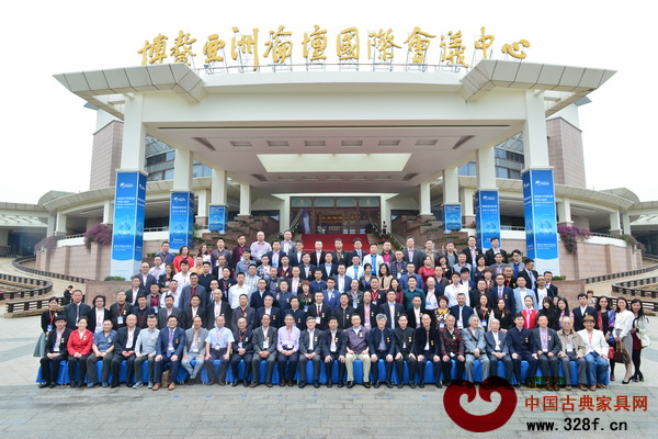 第六届（2015）中国红木家具品牌大会领导专家云集，与会嘉宾在海南博鳌亚洲论坛国际会议中心合影留念
