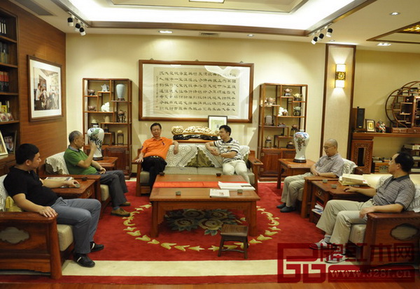 8月24日,在中国传统工艺大师、国寿红木董事长陈国寿的办公室里,围绕新明式、新概念、传统、创新几大关键词,专家们进行了一场精彩绝伦的研讨会 8月24日,在中国传统工艺大师、国寿红木董事长陈国寿的办公室里,围绕新明式、新概念、传统、创新几大关键词,专家们进行了一场精彩绝伦的研讨会