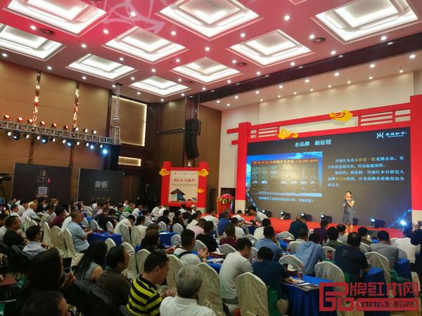 《兴成红木新品发布会》现场座无虚席,屈美向现场经销商阐释老品牌的新征程 《兴成红木新品发布会》现场座无虚席,屈美向现场经销商阐释老品牌的新征程