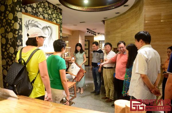 红古轩营销总监杨晶(左三)为河南工程学院领导、老师一行介绍红古轩红木家具 红古轩营销总监杨晶(左三)为河南工程学院领导、老师一行介绍红古轩红木家具