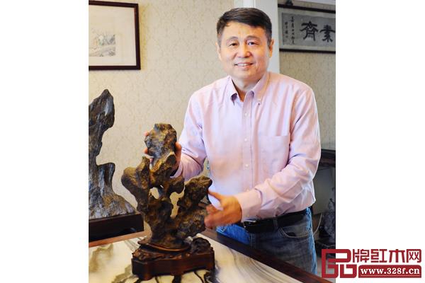 全联艺术红木家具专业委员会专家顾问、明清家具研究学者张辉 全联艺术红木家具专业委员会专家顾问、明清家具研究学者张辉