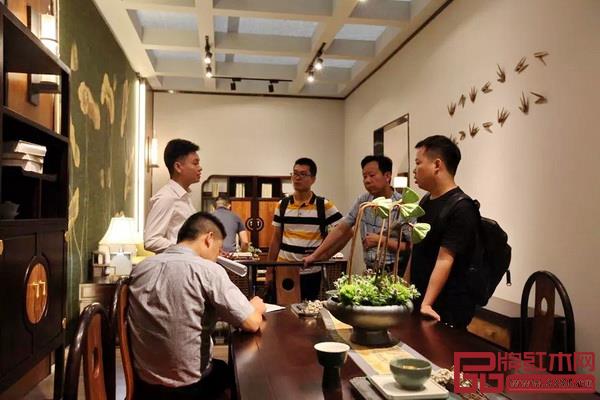 国寿红木区域经理与墨荷品牌合作商洽谈