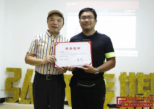 中山市摄影家协会顾问肖柏成（左一）为一等奖获得者颁奖