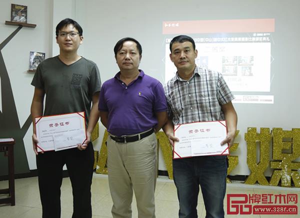 中山市摄影家协会组联部主任王国辰（左二）为二等奖获得者颁奖