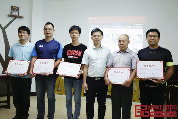 全联艺术红木家具专业委员会执行会长、弘木传媒CEO林伟华（右三）为三等奖获得者颁奖