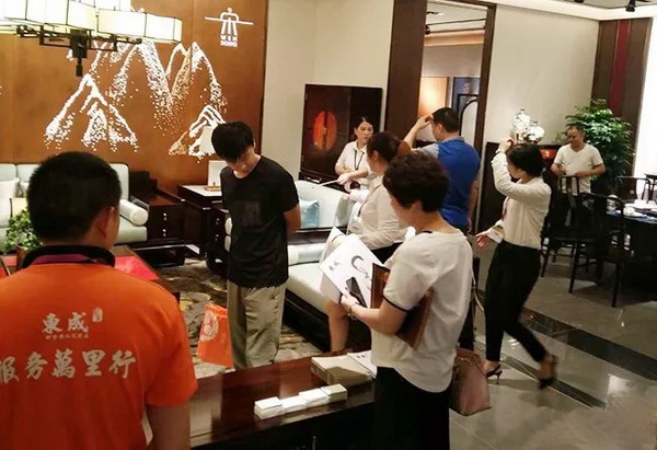  众多客商在东成·文宋世博园旗舰店参观