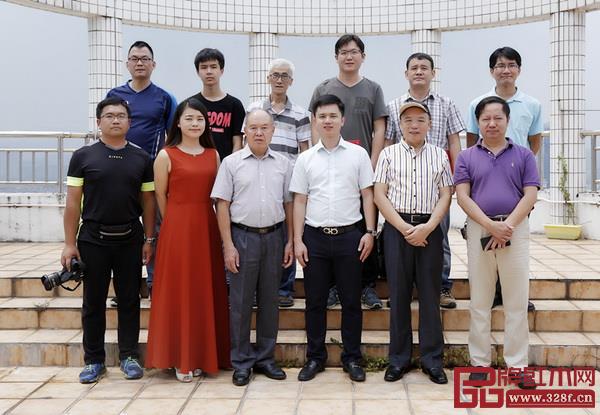一众领导嘉宾及摄影爱好者在弘木传媒合影留念 