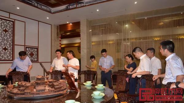 金华市委书记陈龙(左二)一行在旭东红木董事长李晓东(左三)陪同下参观浙江艺术紫檀博物馆 金华市委书记陈龙(左二)一行在旭东红木董事长李晓东(左三)陪同下参观浙江艺术紫檀博物馆