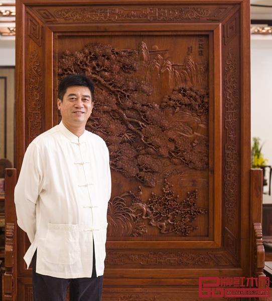 张新民,中国传统工艺大师、中国艺术红木家具传承人、中国红木家具传承贡献奖获得者、中共新明红木党支部书记、中国红木家具行业风云人物、中国国家博物馆收藏作品总设计师、、中国红木家具行业贡献终身成就奖获得者、全联艺术红木家具专业委员会主席团主席 张新民,中国传统工艺大师、中国艺术红木家具传承人、中国红木家具传承贡献奖获得者、中共新明红木党支部书记、中国红木家具行业风云人物、中国国家博物馆收藏作品总设计师、、中国红木家具行业贡献终身成就奖获得者、全联艺术红木家具专业委员会主席团主席