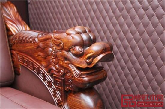 座椅扶手的龙头图案阐述着对中国传统文化的理解