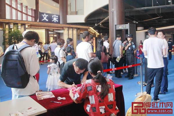全国客商对2018新中式红木家具展的热情超乎想象