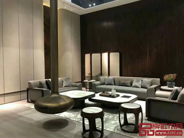 很多新中式品牌都有一个共同的变化,那就是——木料用得越来越少,软包以及其他材质占的比重越来越大 很多新中式品牌都有一个共同的变化,那就是——木料用得越来越少,软包以及其他材质占的比重越来越大