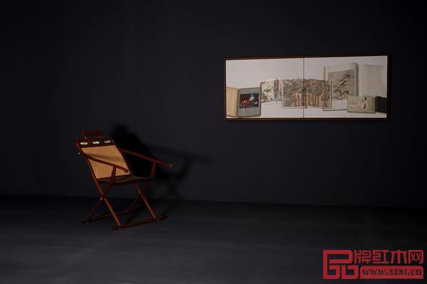图右:陈丹青布面油画,图左:黄花梨躺椅(区氏臻品) 图右:陈丹青布面油画,图左:黄花梨躺椅(区氏臻品)