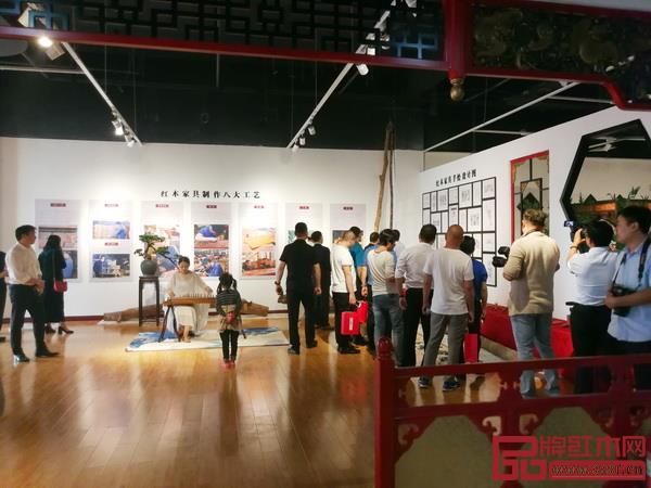 参观者在香港美联红木临沂艺术馆驻足,了解中国红木家具文化 参观者在香港美联红木临沂艺术馆驻足,了解中国红木家具文化