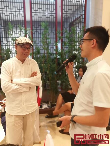 美联红木副董事长张文海(右)虚心请教,彭亮教授(左)详细解答 美联红木副董事长张文海(右)虚心请教,彭亮教授(左)详细解答