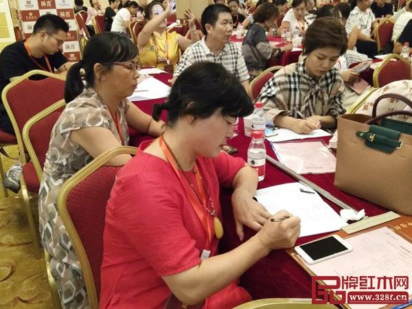 会议现场学员认真做笔记 会议现场学员认真做笔记