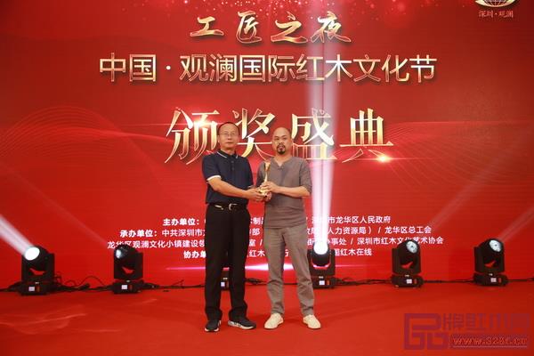 国方家居凭借高端大气的展位设计斩获2018深圳红木展“最佳展位奖”,全联艺术红木家具专业委员会专家顾问、故宫博物院研究员周京南(左)为国方家居技术总监陈正民(右)颁奖 国方家居凭借高端大气的展位设计斩获2018深圳红木展“最佳展位奖”,全联艺术红木家具专业委员会专家顾问、故宫博物院研究员周京南(左)为国方家居技术总监陈正民(右)颁奖