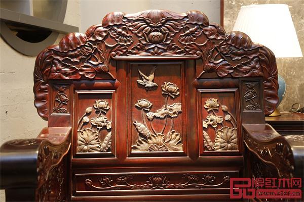 沁园居和和美美沙发上精美的鸳鸯荷花图案 沁园居和和美美沙发上精美的鸳鸯荷花图案