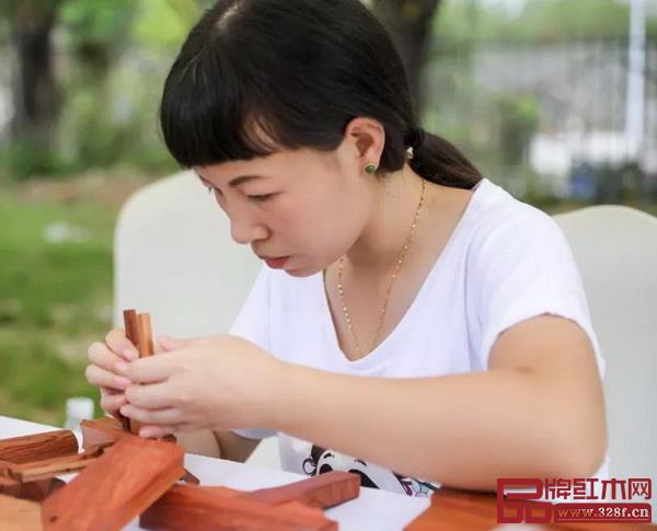 手绘团扇、手工制作朝珠、榫卯拼接、丝翎檀雕工艺等环节吸引了不少朋友参与 手绘团扇、手工制作朝珠、榫卯拼接、丝翎檀雕工艺等环节吸引了不少朋友参与
