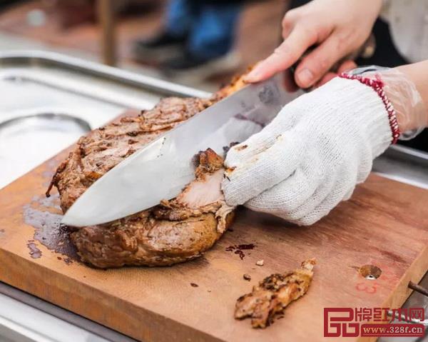 各种美食和饮品让宾客们一饱口福 各种美食和饮品让宾客们一饱口福