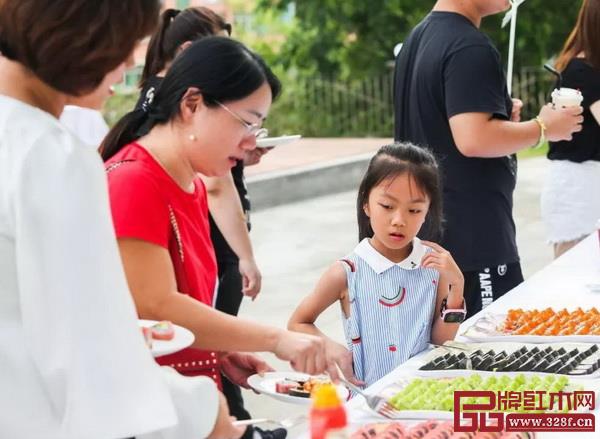 各种美食和饮品让宾客们一饱口福 各种美食和饮品让宾客们一饱口福