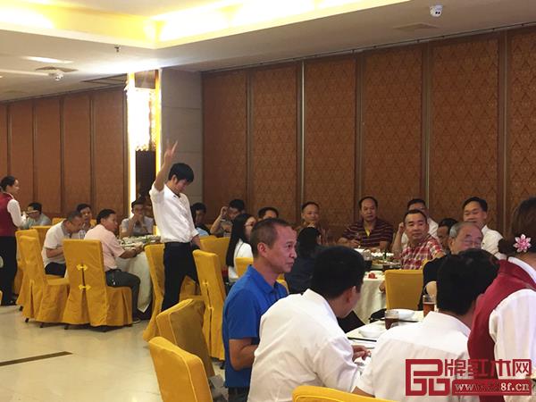 国家一级美术史李云恒大师的作品慈善拍卖会现场气氛高涨 国家一级美术史李云恒大师的作品慈善拍卖会现场气氛高涨