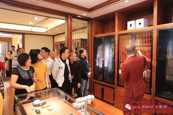 卓木王总裁杜长江为来宾详细讲解产品 卓木王总裁杜长江为来宾详细讲解产品