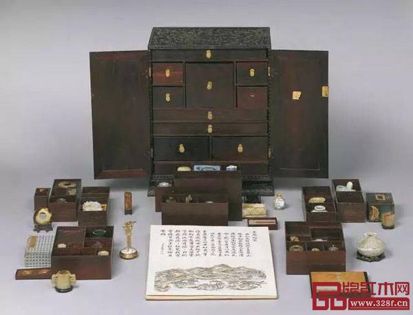 乾隆下江南时也随身携带的紫檀龙纹多宝格,长30.5cm、宽30.3cm、高16.5cm,里面有大小不一的抽屉11个,藏有文物56件 乾隆下江南时也随身携带的紫檀龙纹多宝格,长30.5cm、宽30.3cm、高16.5cm,里面有大小不一的抽屉11个,藏有文物56件