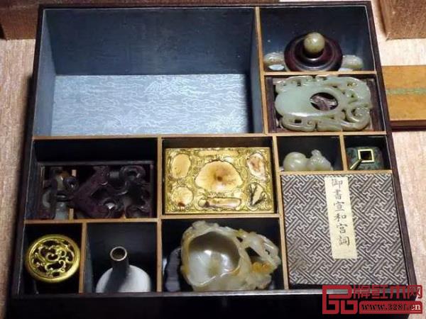 多宝格里收藏有各类珍品 多宝格里收藏有各类珍品