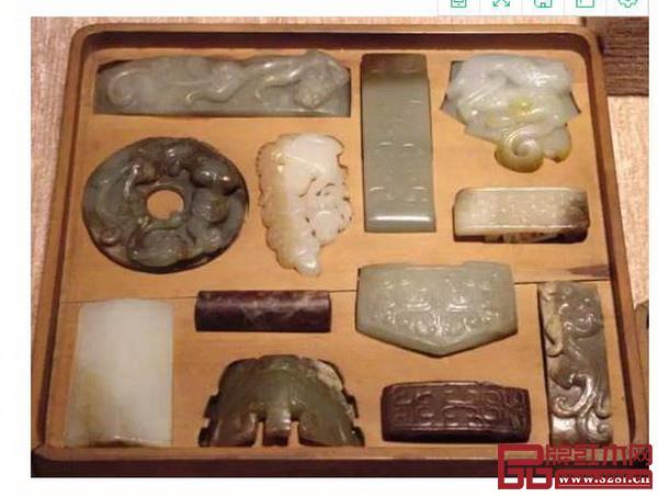 托盘底部多有按照玉器轮廓挖出的凹槽 托盘底部多有按照玉器轮廓挖出的凹槽