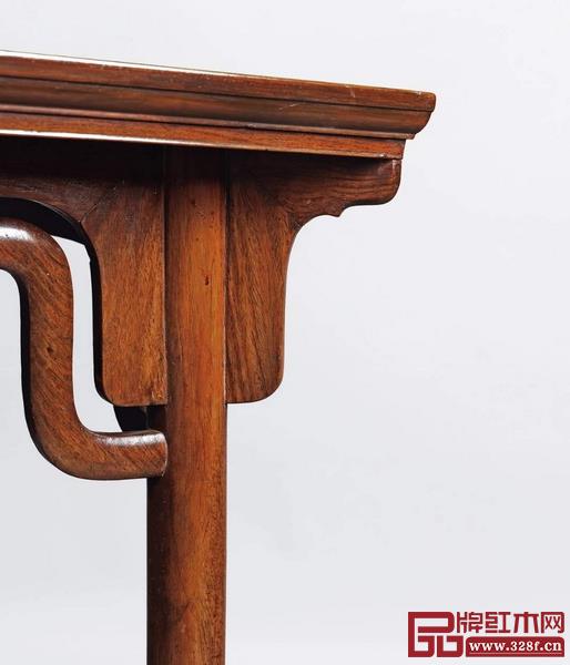 《明末 黄花梨一腿三牙高罗锅枨八仙桌》独特之处在于一腿三牙的设计，是明末清初形成的明式家具经典款式