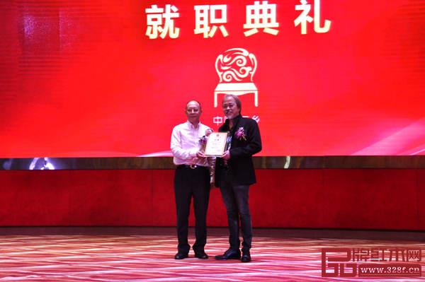 中国家具协会专家委员会陈宝光副主任(左)为三乡古典家具行业协会创会会长陈伟新(右)进行颁牌仪式 中国家具协会专家委员会陈宝光副主任(左)为三乡古典家具行业协会创会会长陈伟新(右)进行颁牌仪式