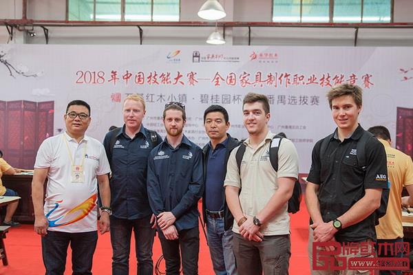 第45届世界技能大赛精细木工项目中外专家组成员在竞赛现场 第45届世界技能大赛精细木工项目中外专家组成员在竞赛现场