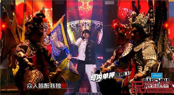 吴亦凡在《中国新说唱》现场表演画面