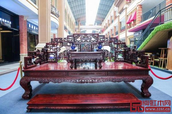  现场展出的艺术红木家具藏品