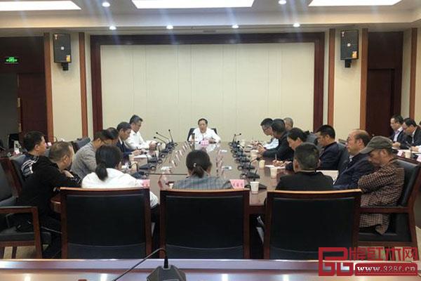 10月26日,东阳市委常委、常务副市长王天仁主持召开全市企业家座谈会 10月26日,东阳市委常委、常务副市长王天仁主持召开全市企业家座谈会
