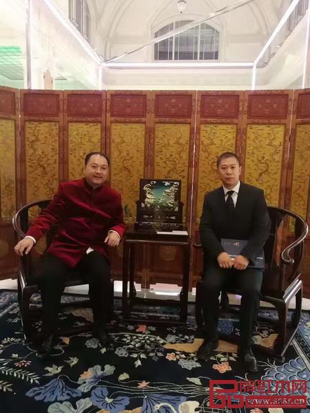 太和木作创始人关毅（左）与中国匈牙利大使馆文化参赞王铮（右）合影