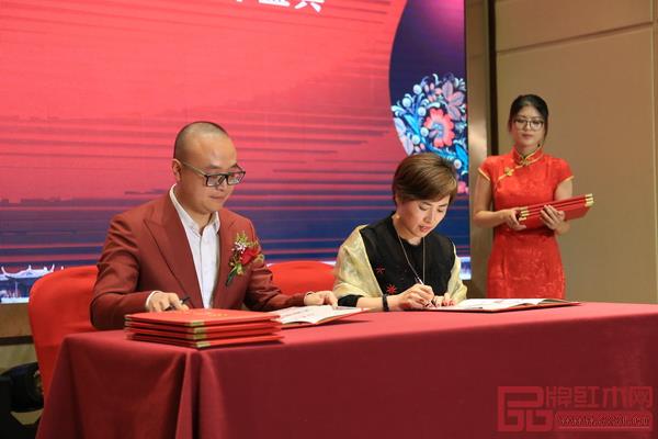 卓木王总裁杜长江与合作伙伴签约 卓木王总裁杜长江与合作伙伴签约