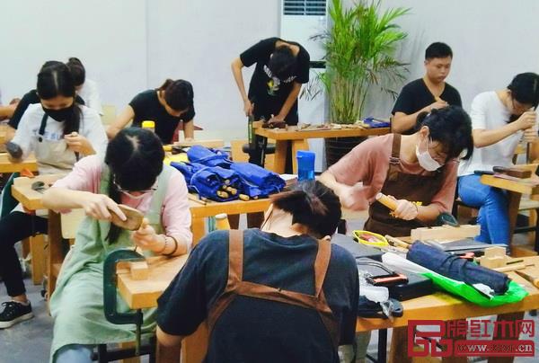 学生们进行雕刻纹样设计课程 学生们进行雕刻纹样设计课程