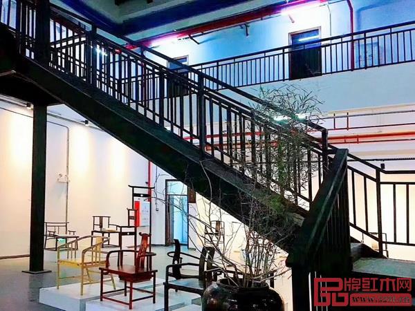 学院内陈列着学生们的毕业设计作品,每一件都与众不同 学院内陈列着学生们的毕业设计作品,每一件都与众不同