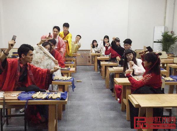    在红木家居学院，花艺、茶艺、汉服等传统文化体验也是学习的一部分（图片来源：红木家居学院）