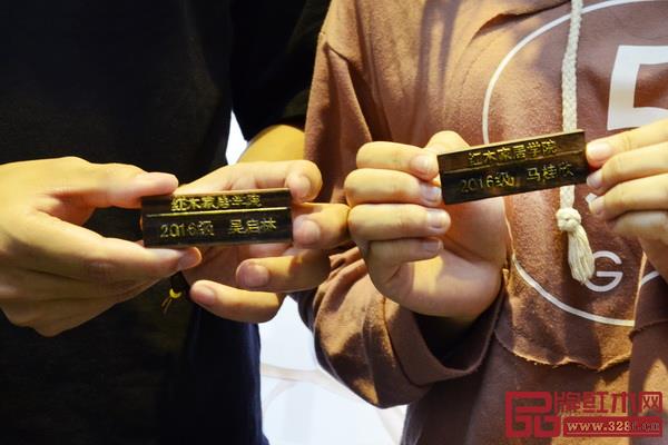 红木家居学院每位学生都有自己亲手制作的红木胸牌,除了是“身份证”外,它更重要的意义是见证了学艺之路的开始 红木家居学院每位学生都有自己亲手制作的红木胸牌,除了是“身份证”外,它更重要的意义是见证了学艺之路的开始