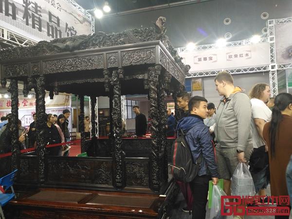 大成尚品家具所代表的中国传统家具文化吸引了众多国际友人围观