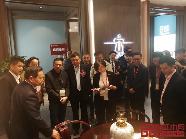 一众领导嘉宾参观参展企业
