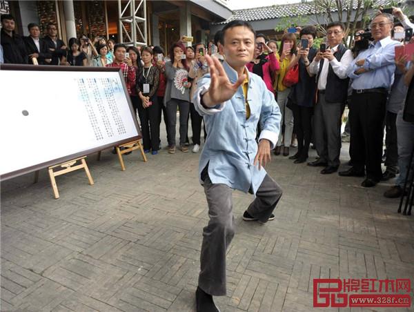 马云在“太极禅苑”开馆当日的现场表演 马云在“太极禅苑”开馆当日的现场表演