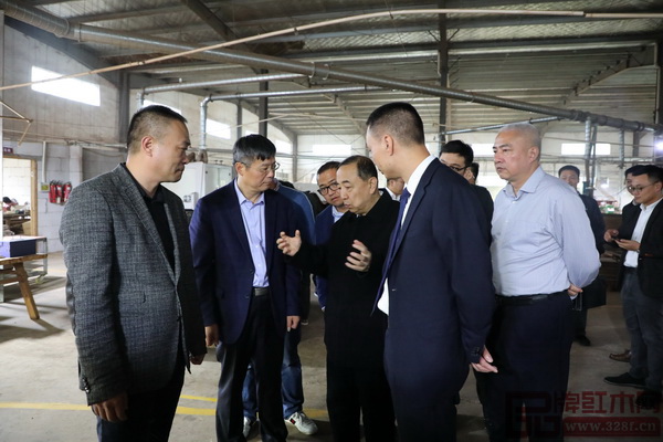 杨志明部长和大家沟通参观体会 杨志明部长和大家沟通参观体会