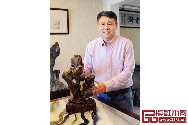 全联艺术红木家具专业委员会专家顾问、明清家具研究学者张辉 全联艺术红木家具专业委员会专家顾问、明清家具研究学者张辉
