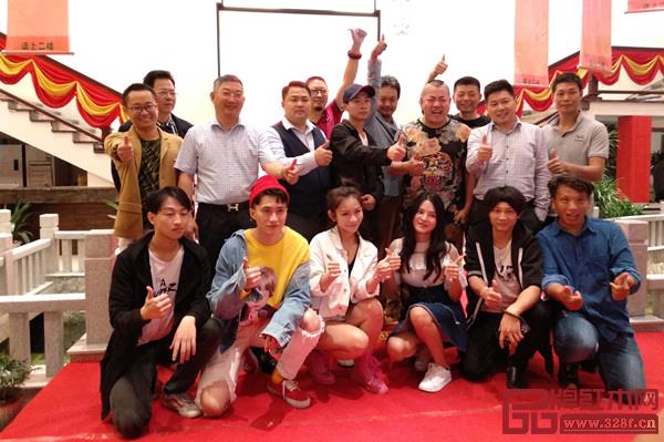 志成红木总经理汤朝阳(第二排左二)与电影主创团队及嘉宾合影 志成红木总经理汤朝阳(第二排左二)与电影主创团队及嘉宾合影