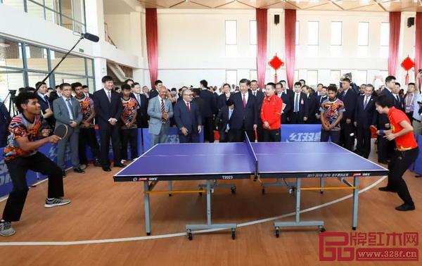 奥运冠军张怡宁正在训练巴新运动员，“乒乓外交”再添新故事